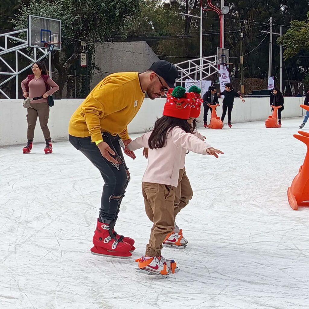 Foto de personas patinando para nota sobre Pista de hielo Iztacalco Gratis