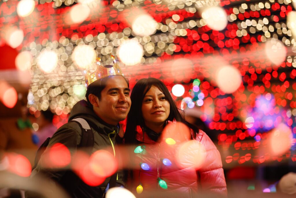 Foto de una pareja en el Zócalo para nota sobre Verbena Navideña Zócalo 2024: artistas y actividades para hoy 24 de diciembre