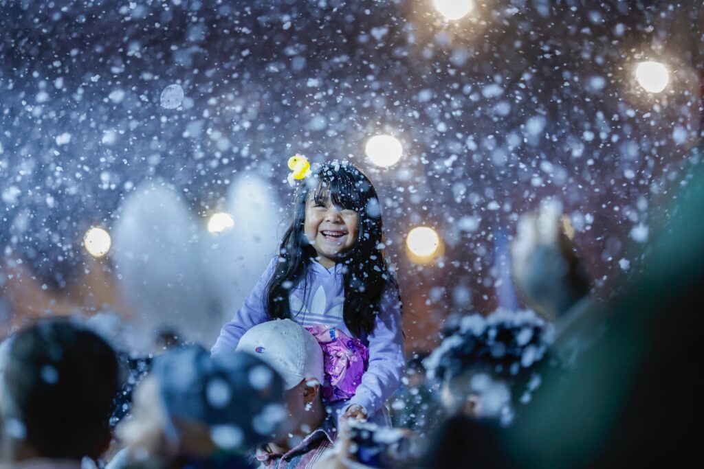 Niña en el Zócalo para nota sobre Verbena Navideña Zócalo 2024: artistas y actividades para hoy 27 de diciembre