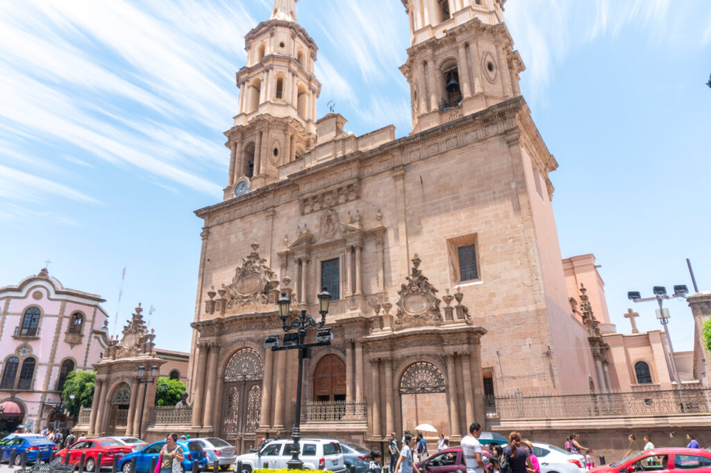 Foto de la fachada de la Catedral Basílica de León