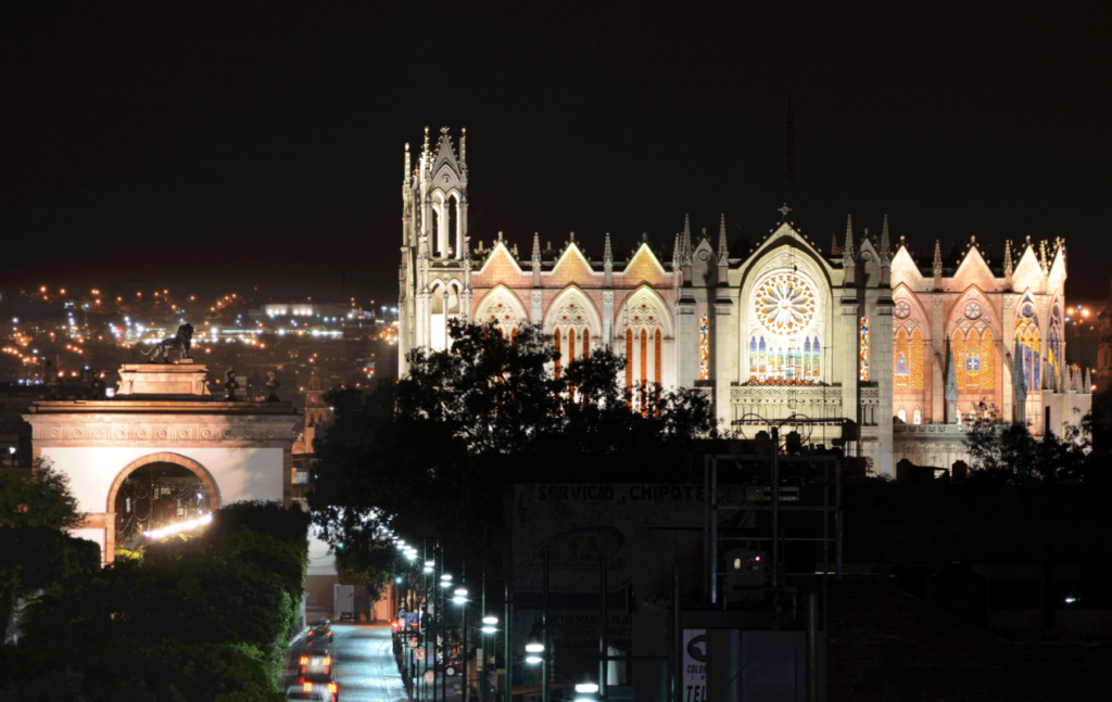 Imagen de noche de León, Guanajuato, para nota sobre Qué hacer en León, Guanajuato